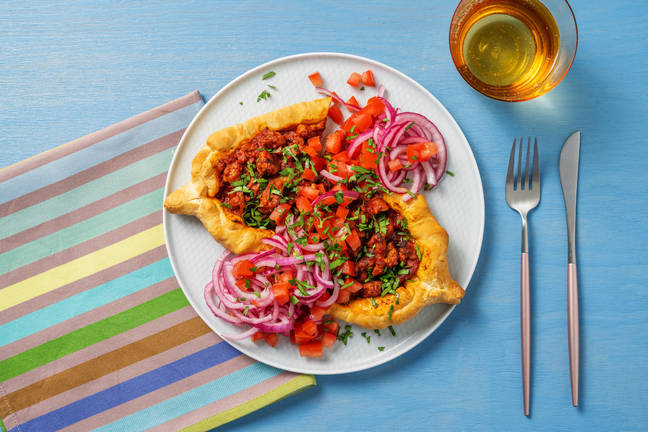 Turkse pide met rundermerguez