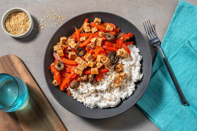 Bowl vegana di tofu marinato e peperoni aromatici