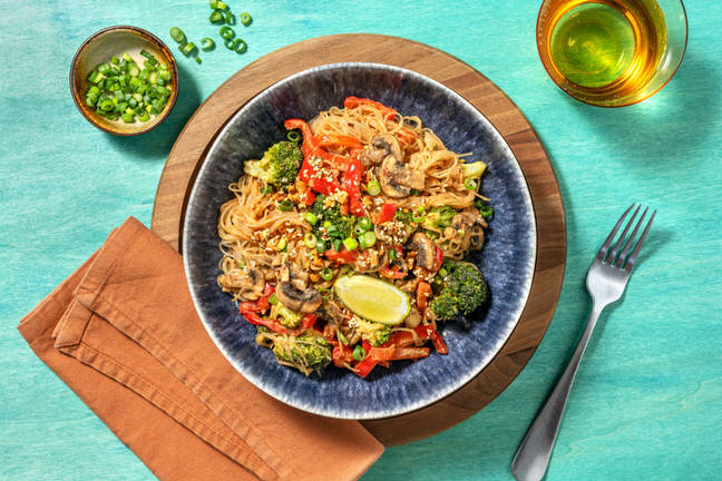 Glasnudeln in Miso-Erdnuss-Soße mit Brokkoli