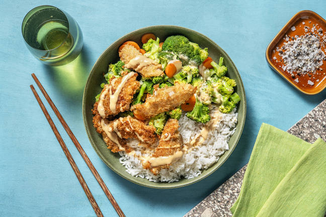 Bowl met gepaneerde kip en zoete sojamayonaise