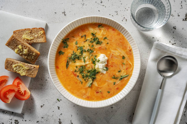 Tomaat-paprikasoep met parelcouscous