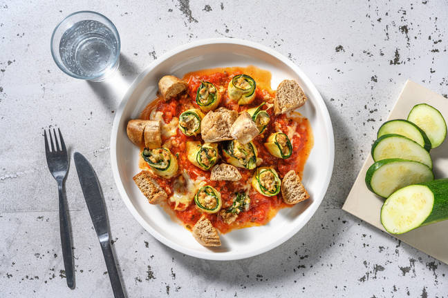 Rouleaux de courgette au poulet en sauce tomate