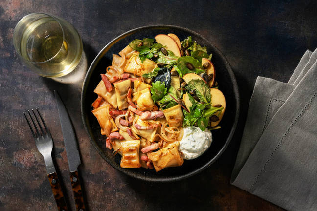 Mini-Maultaschenpfanne mit Speckstreifen 