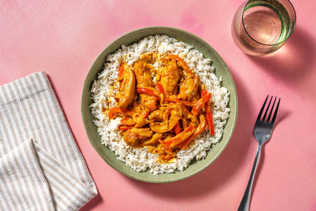 Kippendijreepjes in gele currysaus