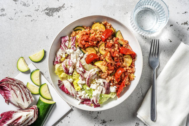 Parelcouscous met harissa, chorizo en witte kaas