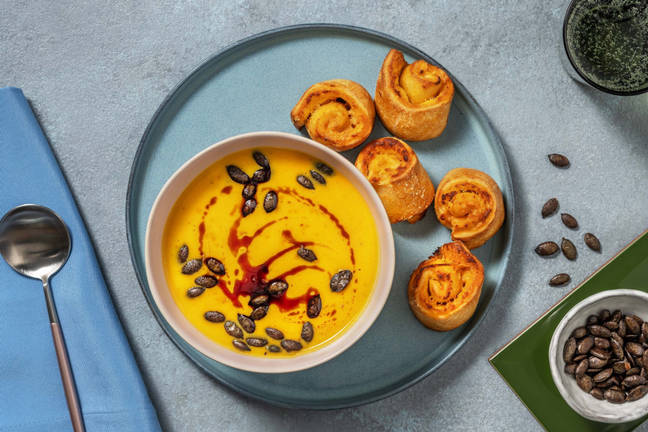 Kürbissuppe mit Pesto-Schnecken