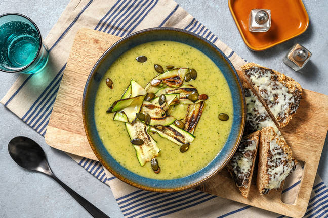 Courgettesoep met geroosterde pompoenpitten