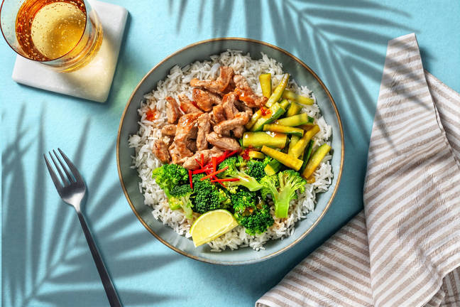 Reis-Bowl mit marinierten Schweinefiletstreifen