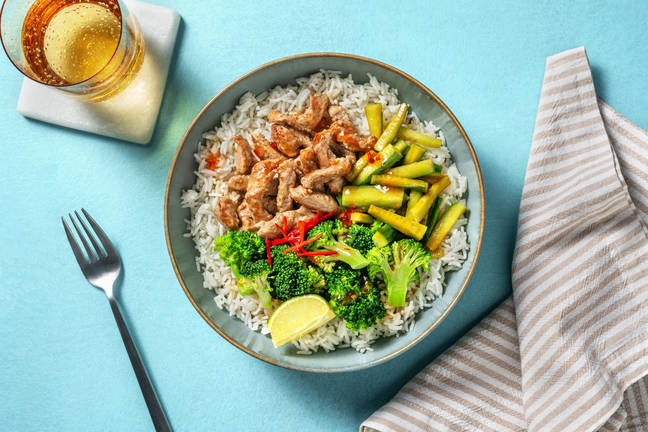 Reis-Bowl mit marinierten Schweinefiletstreifen