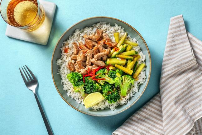 Reis-Bowl mit marinierten Schweinefiletstreifen