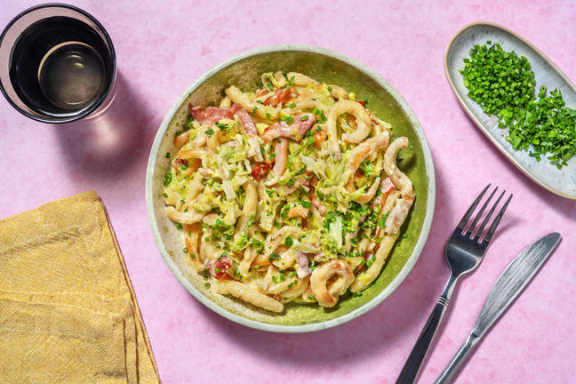 Käsespätzlepfanne mit Bacon und Spitzkohl 