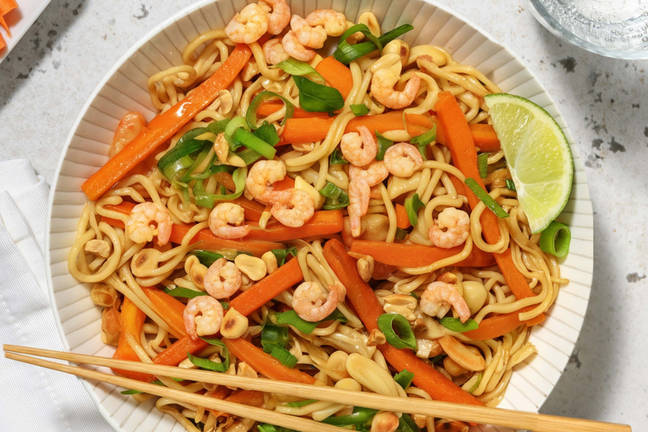 Pad thai noodles ai gamberetti e verdure saltate