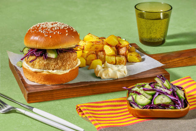Burger de poisson croustillant, slaw au concombre