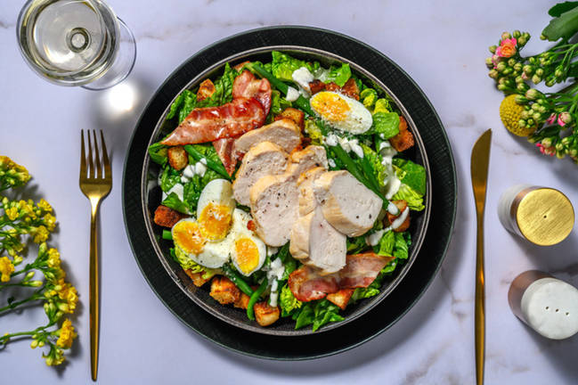 Salade césar gourmande au poulet et lard