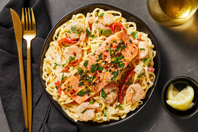Crevettes en sauce crémeuse à l’ail et saumon aux herbes