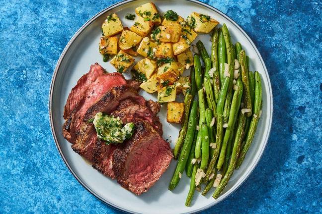 Steaks poêlés avec beurre à l’ail et aux fines herbes