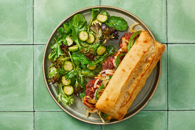 Sous-marins au bœuf et au fromage avec poivrons rôtis et salade à la vinaigrette balsamique