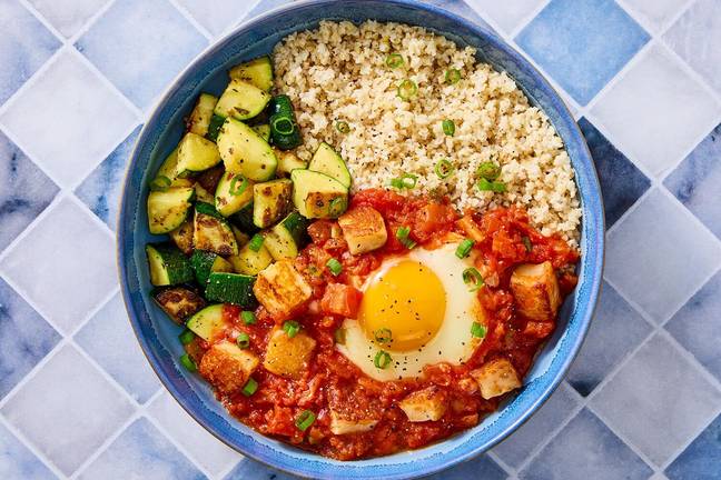 Haloumi braisé et œufs dans une sauce tomate 