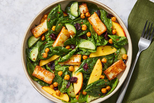 Salade de pêches et de haloumi
