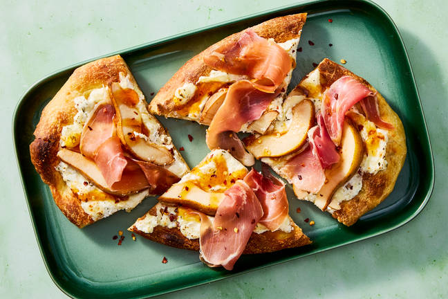 Spicy Pear & Prosciutto Pizza Bianca