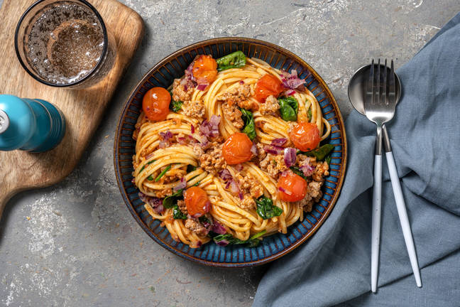 Linguine met kipgehakt in rode-pestosaus