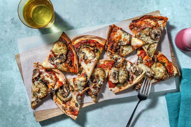 Platbroodpizza's met drie kazen