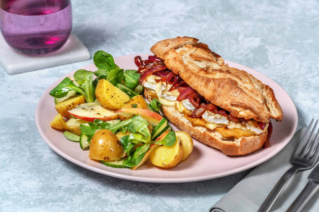 Sandwich au brie et oignon caramélisé