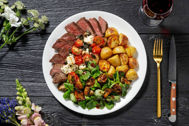 Rinderhüftsteak vom Weiderind mit Tomaten-Hirtenkäse-Haube