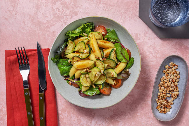 Schupfnudel-Salat mit Knoblauch-Zucchini