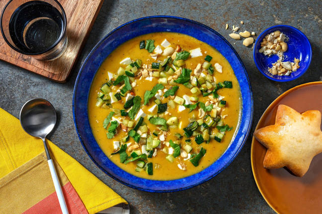 Soupe de patate douce garnie de fromage à la grecque