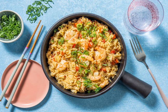 Chaufa peruano: arroz frito con langostinos