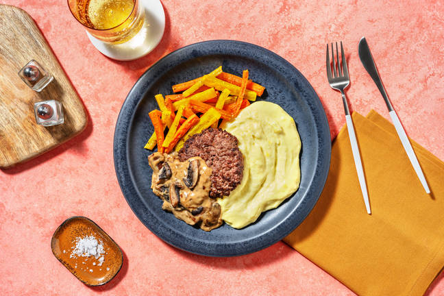 Hamburger met portobello-roomsaus