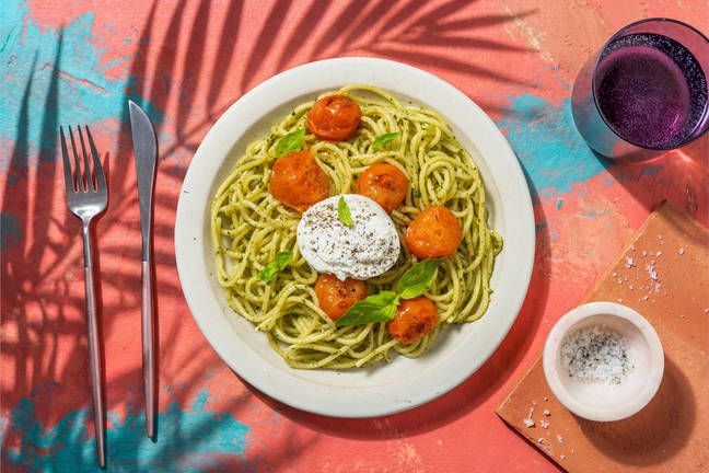 Burrata auf Spaghetti mit frischem grünem Pesto