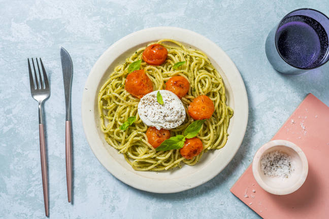 Spaghetti Burrata mit frischem grünem Pesto