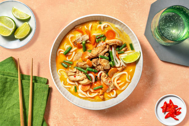 Kippensoep met noedels in kruidige kokosbouillon