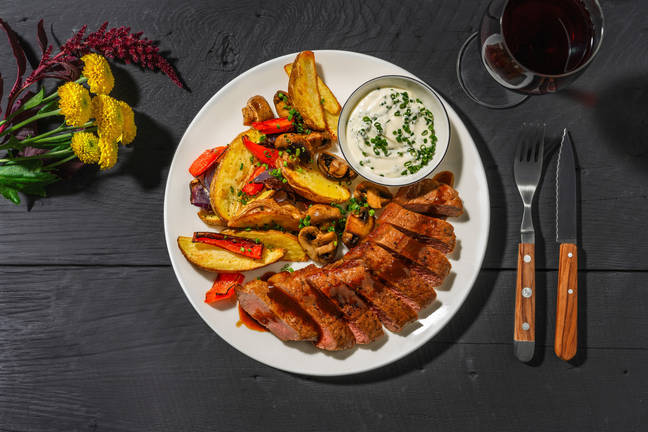 Stekt rumpstek täckt i cajunsås