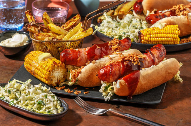 Amerikanska baconlindade hotdogs