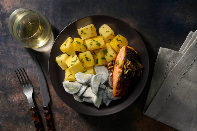 Gebratener Lachs mit cremigem Gurkensalat