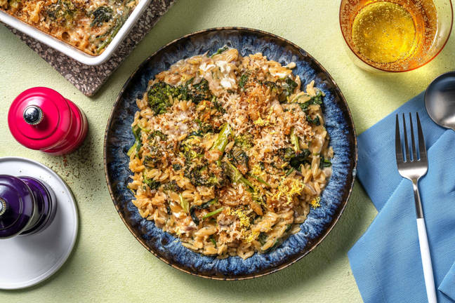 Romige orzo uit de oven met geroosterde broccoli