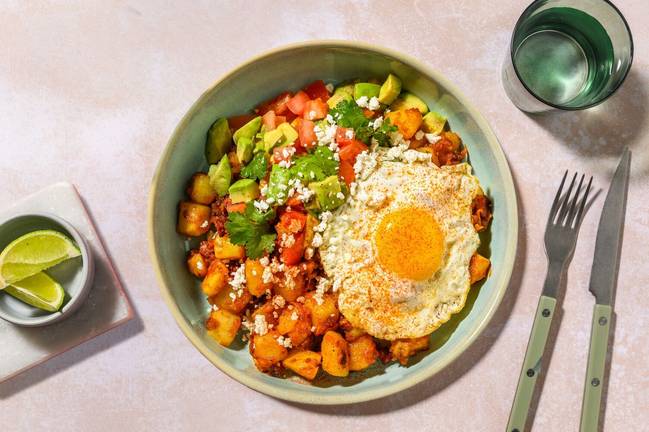 Papas con chorizo, fromage frais & avocat