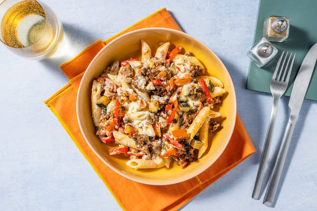 Griekse stijl pastaschotel met rundergehaktballetjes