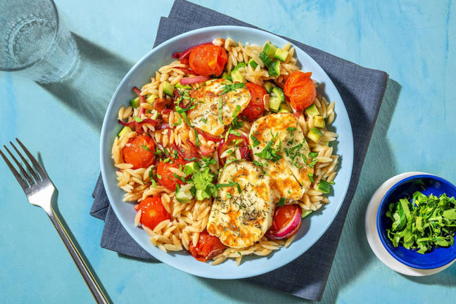 Salade d'orzo garnie de fromage à griller caramélisé au miel
