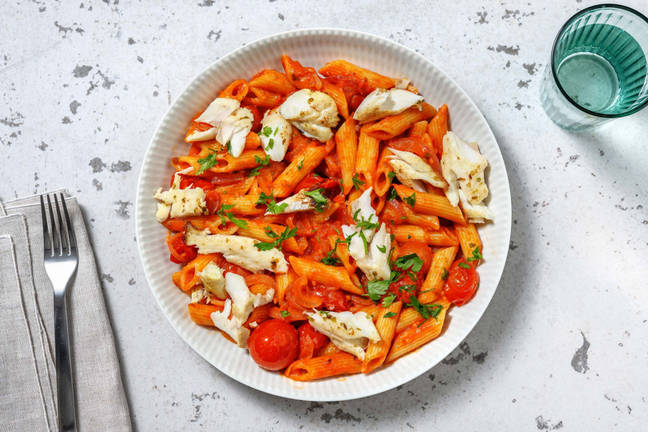 Penne met koolvis in mascarpone-cherrytomatensaus