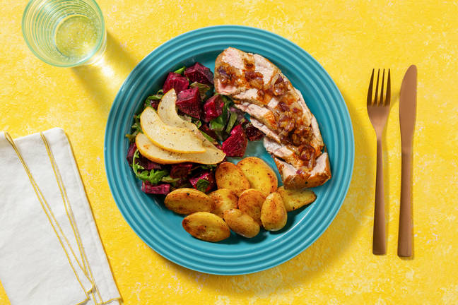 Varkenshaas met salade van gekaramelliseerde peer