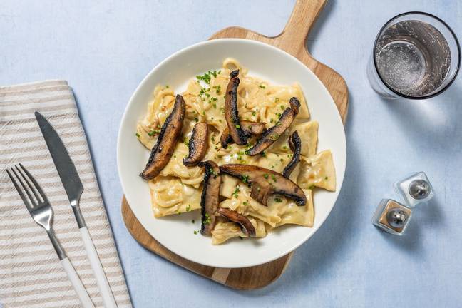 Vegane Maultaschen in cremiger Zwiebelsoße
