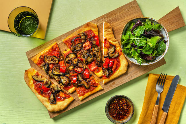 Frische Sauerteig-Pinsa mit Aubergine & Paprika