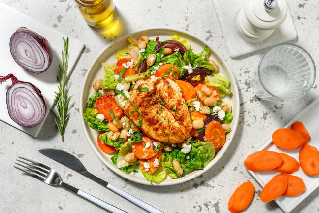 Gefüllte Hähnchenbrust mit Feta auf buntem Salat
