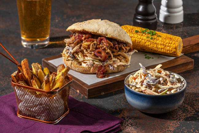 Pulled chicken sandwich met frietjes