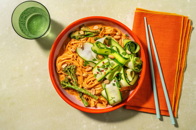 Vegetariske nudler og rød karrysauce 