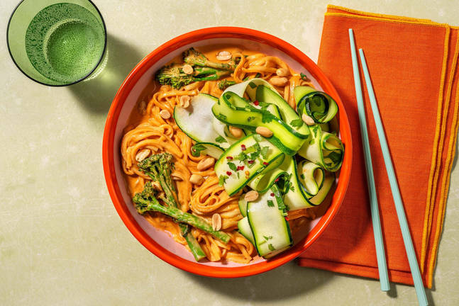 Udonnudler i rød karri- og sataysaus